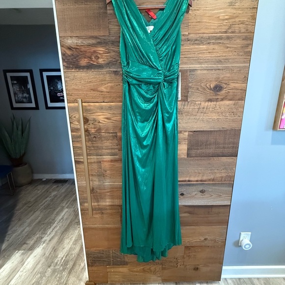 LARA Ruched Metallic Evening Dress MRSP $298 - Picture 3 of 7